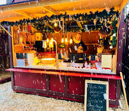 Weihnachtsmarkt am Alten Kran in Lüneburg bei Nacht