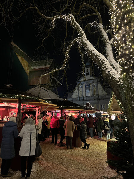 Festlich beleuchtete Marktbuden am Lüneburger Hafen
