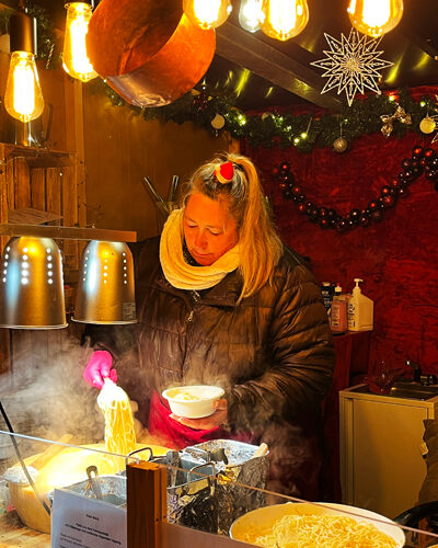Nudeln im Parmesanlaib – Weihnachtsmarkt Lüneburg