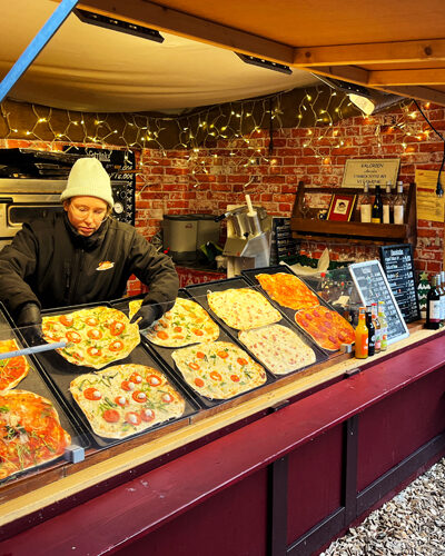 Frisch belegter Flammkuchen – Weihnachtsmarkt Lüneburg