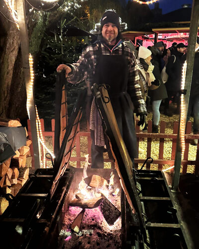 Flammlachs am offenen Feuer – Weihnachtsmarkt Lüneburg